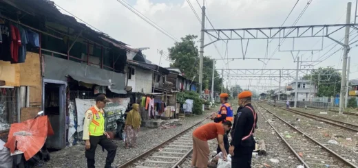 Sudin Lingkungan Hidup Jadi Pahlawan: Bersihkan Sampah di Rel & Kereta Barang Tanjung Priok!